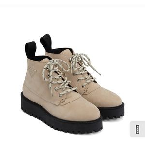 LÄST ✨NWT✨ Boots